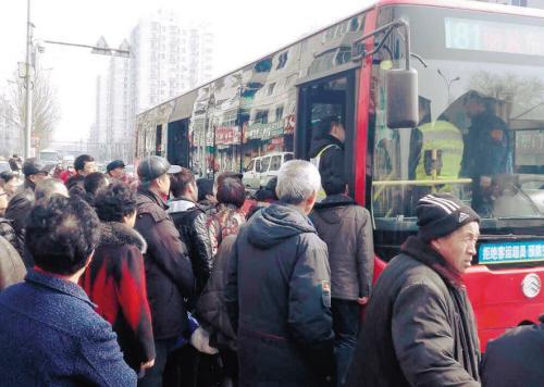 公交車司機扶老太反被訛 一車人能證清白（圖）