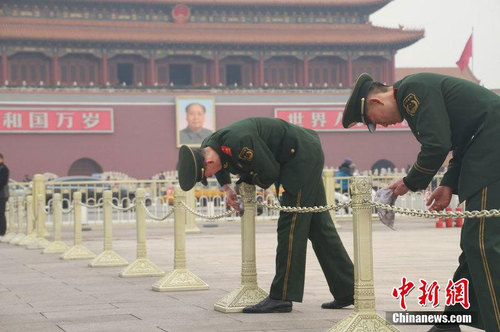 天安門警衛支隊清洗護欄迎兩會3