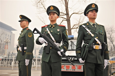 北京180輛武裝巡邏車上街進(jìn)京通道武警荷槍實(shí)彈執(zhí)勤