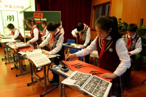 4月29日，上海市第一師范附屬小學的學生們在“書法名家進校園”活動上練習書法。