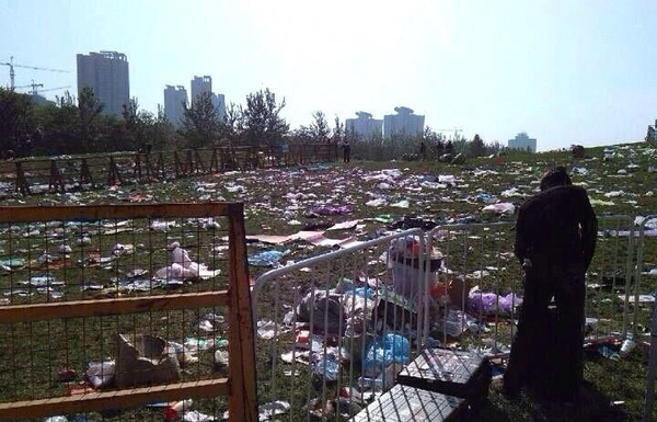 北京草莓音樂節(jié)過后公園草地遍地垃圾4