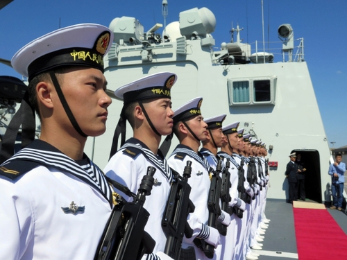 5月5日，在突尼斯拉古萊特港，中國海軍第十六批護航編隊戰士列隊展示。