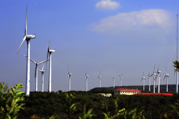 新華社照片，煙臺（山東），2014年5月6日
    山東：大風刮出風力發電新紀錄 
    這是5月6日拍攝的山東煙臺棲霞唐山風電場。 
    近日來，山東大風天氣持續，部分地區風力達到9級，大風刮出山東晴朗天氣的同時，也讓風力發電屢創新紀錄。據國網山東省電力公司介紹，5月1日至5月5日，全省風力發電2.94億千瓦時。其中5月2日12時26分，山東電網并網風電機組出力達到436.95萬千瓦，創出歷史新高。據位于泰山頂上氣象站測試，5月2日零時前后刮起9級大風，風速達每秒24米。這種情形在近10年“五一”期間未曾遇到過。
    新華社發（任夢雪 攝）