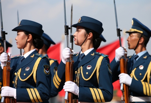 5月12日，我軍首批三軍女子儀仗兵亮相外交禮儀，接受中外領導人檢閱。