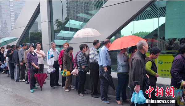 寧波地鐵開通在即-民眾冒雨排隊領試乘券3