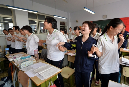 5月20日，河北邢臺一中高三畢業班的學生利用課余時間在教室里做減壓游戲。