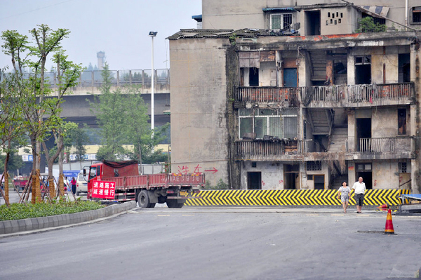 成都現最牛“釘子戶”-半幅公路被腰斬