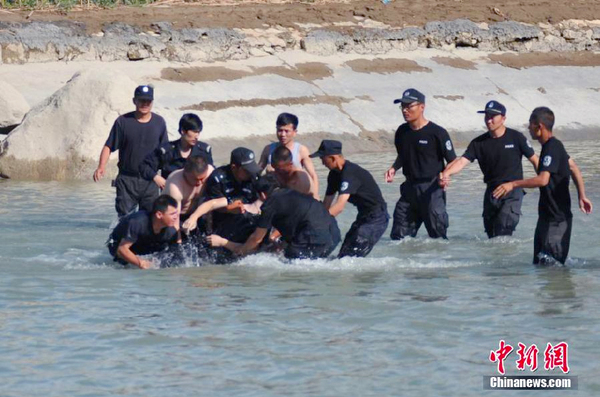 新疆一協警勇救落水民眾-不幸溺水身亡10