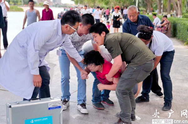 新疆一協警勇救落水民眾-不幸溺水身亡8