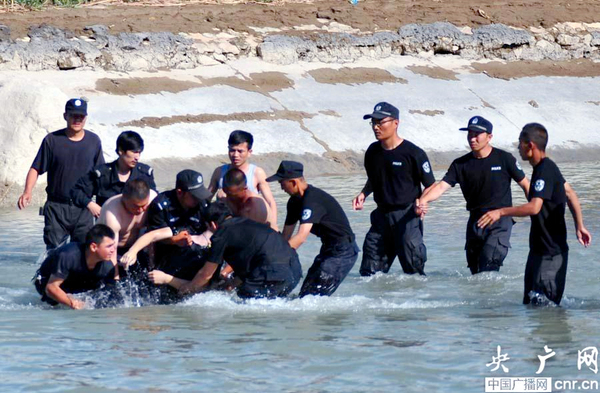 新疆一協警勇救落水民眾-不幸溺水身亡5