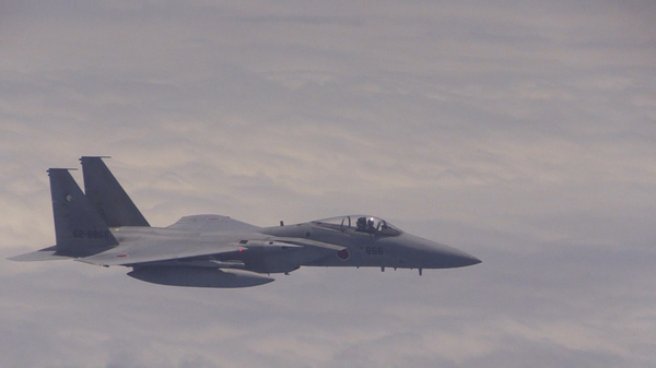 　近距離跟蹤我圖-154飛機的日自衛隊F-15戰斗機