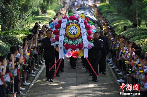 6月12日，2014“中國遠征軍抗日陣亡將士”公祭活動在云南騰沖舉行，從緬甸尋取的中國遠征軍抗日陣亡將士部分遺骸，歸葬在騰沖國殤墓園中國遠征軍抗日陣亡將士墓。中新社發 劉冉陽 攝