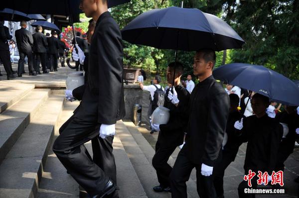 6月12日，2014“中國(guó)遠(yuǎn)征軍抗日陣亡將士”公祭活動(dòng)在云南騰沖舉行，從緬甸尋取的中國(guó)遠(yuǎn)征軍抗日陣亡將士部分遺骸，歸葬在騰沖國(guó)殤墓園中國(guó)遠(yuǎn)征軍抗日陣亡將士墓。中新社發(fā) 劉冉陽 攝3