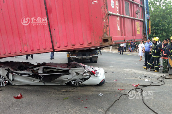 車禍 轎車被壓扁4