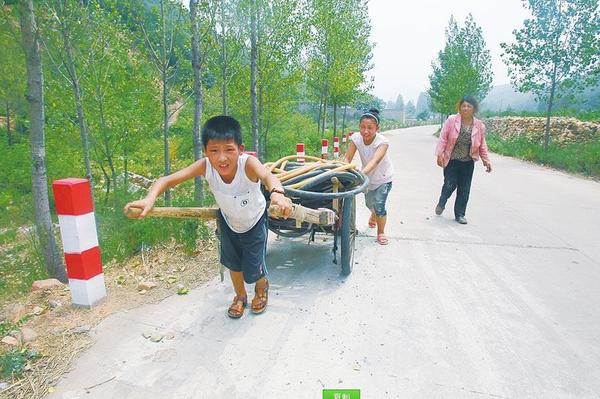 圖為大人晚上睡在提灌站旁，小孩拉著板車運水管…… 　　圖片來源：大河網(wǎng)