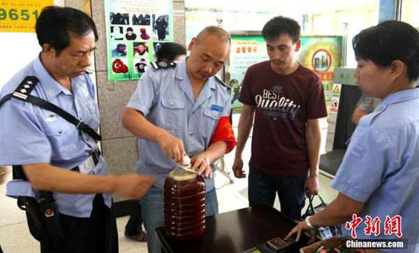 資料圖：7月29日，公安民警和安保人員正在克拉瑪依客運站進站口嚴查進站旅客行李和違禁物品。 周建玲 攝