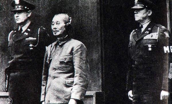 東條英機等7人的絞刑在1948年12月22日執(zhí)行，他們的尸體在火焚成灰以后，用軍艦撒到海里，任其隨風飄去，使其無蹤跡可尋。圖為接受審判時的東條英機。