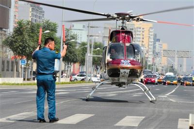 北京直升機降路口將心?；颊咚屯t院(組圖)