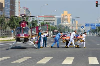 北京直升機降路口將心梗患者送往醫院(組圖)