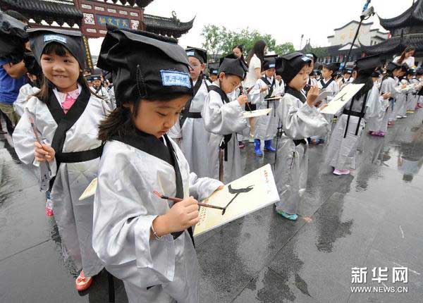 8月31日，新生在“開筆禮”儀式上學(xué)寫“人”字。