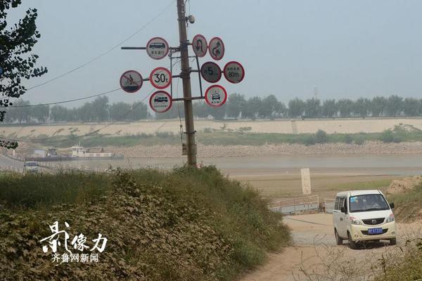 圖為浮橋南側的指示牌，一輛面包車剛剛從橋上下來。（圖文李瑞平）