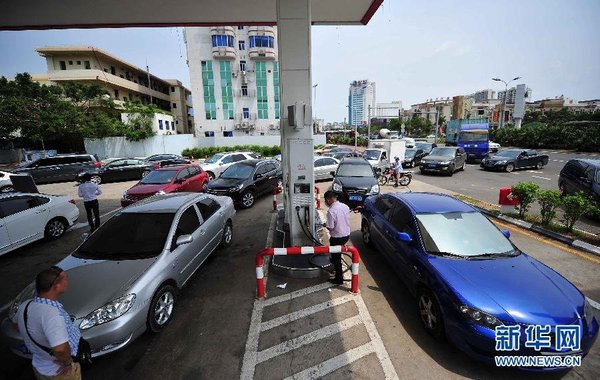 9月15日，海口車主在一個加油站前排隊加油。 新華社記者 郭程 攝