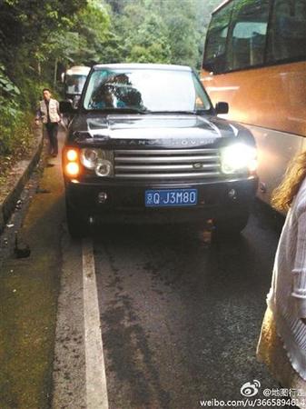 北京自駕車差點與觀光車發生剮蹭