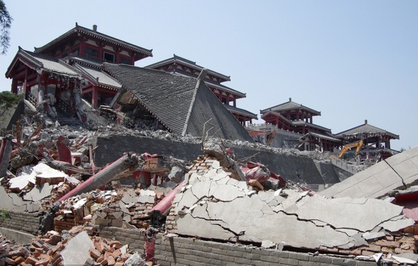 2013年4月30日，正在拆除中的陜西西安阿房宮。“六王畢，四海一，蜀山兀，阿房出。覆壓三百余里，隔離天日。驪山北構而西折，直走咸陽。”當年唐末詩人杜牧揮筆寫下《阿房宮賦》時怎能想到，千年之后這一“天下第一宮”又起爭端。