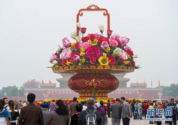 9月25日，游客在天安門(mén)廣場(chǎng)欣賞 “祝福祖國(guó)”花壇。當(dāng)日早晨6時(shí)起，天安門(mén)廣場(chǎng)國(guó)慶花籃及花壇完整亮相。 新華社記者 羅曉光 攝2