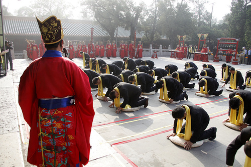 　孔子后裔代表以傳統(tǒng)釋奠祭祀叩拜禮形式表達(dá)了對圣祖孔子的追思之情。