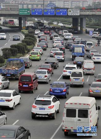 10月1日，車輛在天津外環線周邊的道路上排隊出城。當日是國慶長假第一天，人們紛紛探親訪友或出游，全國多地出現出行高峰。 新華社記者岳月偉攝