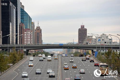 10月12日，在北京CBD，能一眼看到西山，北京大部分地區(qū)能見度都在20公里左右。