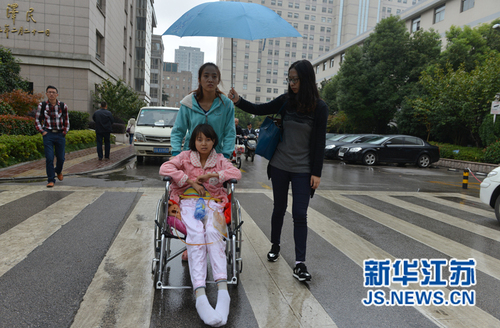 住院當(dāng)天，路上下起了小雨，記者為她撐起了雨傘。