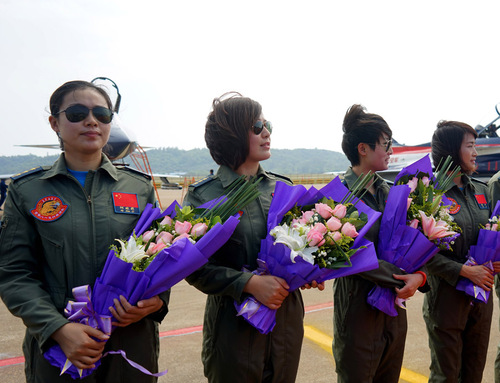 這是抵達(dá)珠海的空軍女飛行員（2014年11月5日攝）。