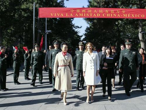 13日上午，彭麗媛邀請墨西哥總統(tǒng)夫人里韋拉來到解放軍藝術(shù)學(xué)院參觀。