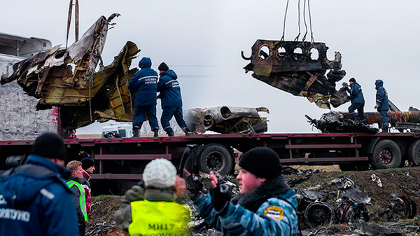 馬航MH17客機殘骸開始裝運10