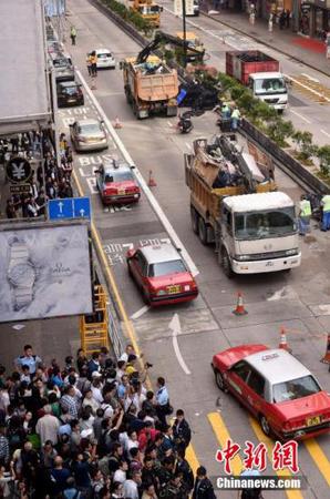 11月26日，香港警方協助法庭執達主任在旺角彌敦道展開清障行動，下午1點45分，彌敦道恢復雙向通車。 中新社發 張宇 攝