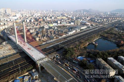 　正在進行轉體作業的橋梁橫跨京滬線（1月19日攝）。