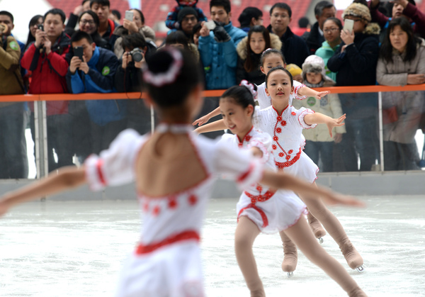 1月24日,“鳥巢歡樂冰雪季”在國家體育場“鳥巢”正式開啟，為申辦2022年冬奧會助力。游客們可以在“鳥巢歡樂冰雪季”體驗冰雪運動的樂趣。本報記者 齊波 攝