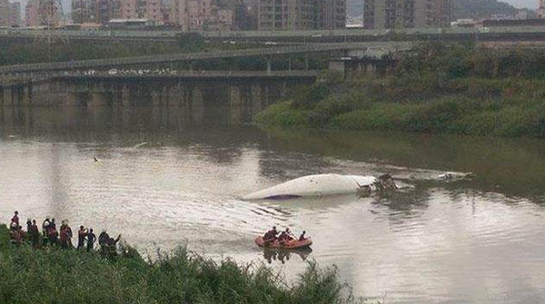 臺灣航班墜河致12人遇難 31名大陸游客名單曝光