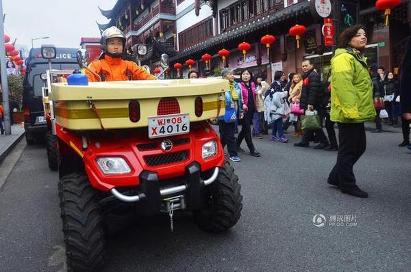 摩托消防車由1人擔任駕駛員兼戰(zhàn)斗員。