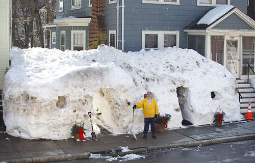 麥克卡夫在他鑿建的雪屋前留影。（網頁截圖）