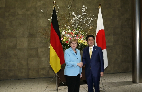 3月9日，在日本東京首相官邸，日本首相安倍晉三（右）歡迎到訪的德國總理默克爾。新華社發(fā)