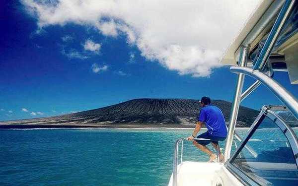 圖為火山噴發后造成的小島