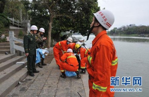 3月19日，消防人員搬運遇難者遺體。新華社發(趙家志 攝)