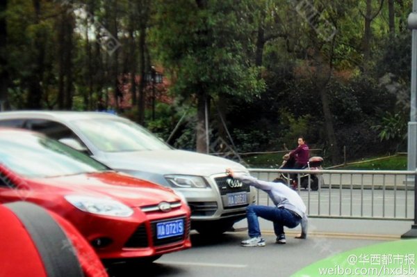 大概站了有1分鐘，男子突然側(cè)向防護(hù)欄倒下。“看到他頭都撞出血來了，但是表情很淡定。”據(jù)目擊者程先生稱，男子從頭至尾都沒有發(fā)出叫喊，也沒有跟任何人交流。“應(yīng)該不是碰瓷，因為他都沒有找司機(jī)要錢。倒有點(diǎn)像是自殘。”