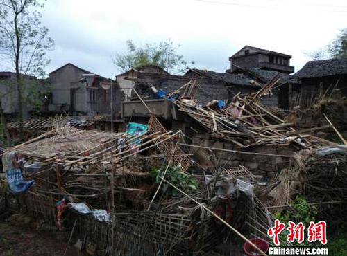 　廣安市武勝縣三溪、飛龍等鄉鎮境內遭受狂風、雷電、冰雹災害現場。（王爵攝）