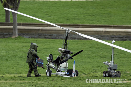 一架旋翼直升機降落在美國國會的草坪上，獨自駕駛飛機的飛行員被警方逮捕。（圖片來源：東方IC）