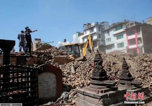 當地時間2015年4月27日，尼泊爾加德滿都，尼泊爾警察在一處坍塌的廟宇徒手清理瓦礫，尋找幸存者。