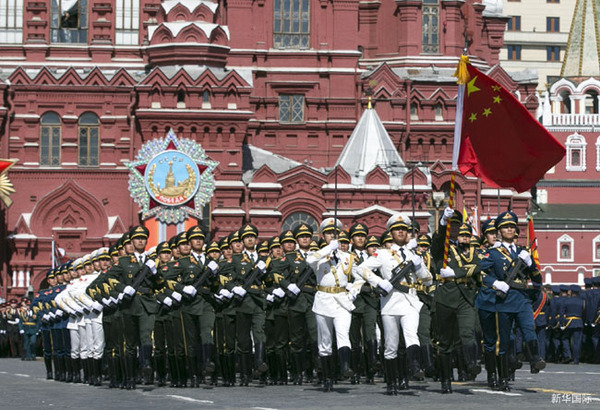 5月7日，在俄羅斯首都莫斯科，中國人民解放軍三軍儀仗隊在彩排中列隊行進。當日，俄羅斯在莫斯科紅場舉行紀念衛國戰爭勝利70周年紅場閱兵式總彩排。新華社記者馬占成攝